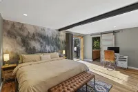 Spacious and Modern Pet-Friendly Chalet in the Pines—perfect for large groups!
