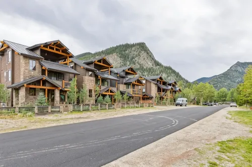 NEW! Single family home w/ Rooftop Deck & Salt Water Hot Tub - 4つ星
