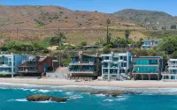 "Unrivaled Luxury at Premier Beachfront Getaway: Private Beach Access"