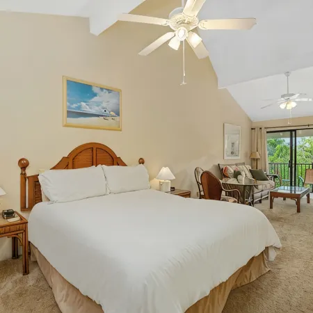 Studio with AC, lanai, and mountain views. Steps from the ocean with beach gear!