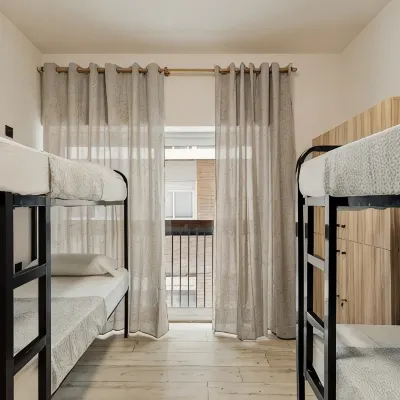 Roquerol Hostel Gracia プラザ・デル・ソル周辺のホテル