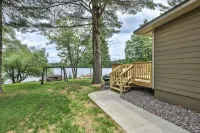 Gone Fish Inn: Remodeled Lakefront Cabin, FREE Wi-Fi & Firewood, No Cleaning Fee - Chalets