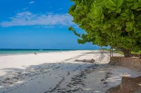 Monkey Beach House, Beachfront, Ocean Views,  Shared Pool, Staff Provided - 4-Star