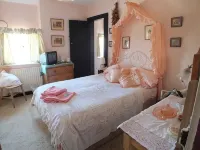 East Farm House B&B - Parking