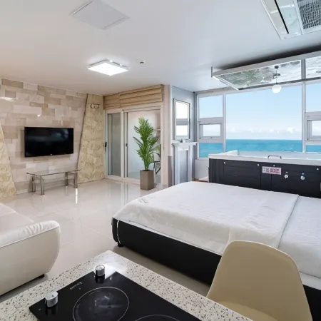 Pohang Pinewave Sea & Spa Pension
