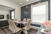 3 miles to B Ball, 5 min walk to Downtown! Stocked Kitchen, AC, WiFi, W/D - Apartments