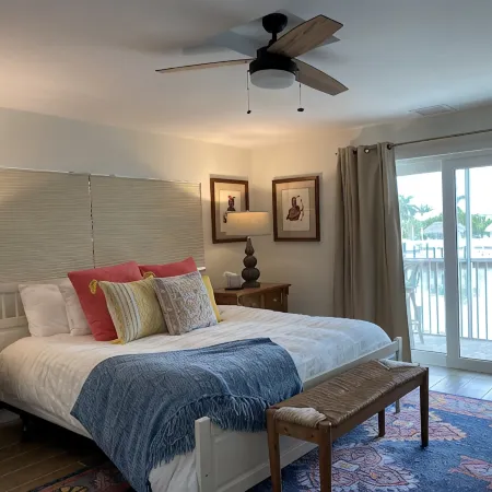 Luxury Holiday Vaca Here! Large Outdoor Space and Dock. Lg Hot Tub and Pool!