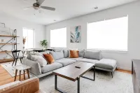 Elegant 3-Bedroom Home with Stunning Rooftop Deck & Dining Area - 4 estrellas