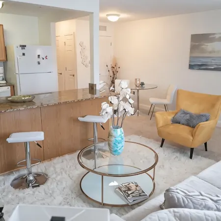 Walk to Beach! King Size Condo!