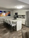Contemporary 1400 sq ft Space in Lower Level Open Concept Gas Burning Fireplace -  Apartamentos vacacionales