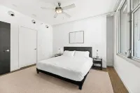 Modern 1-Bedroom City View High Rise Condo with Balcony Gym Pool Free Parking