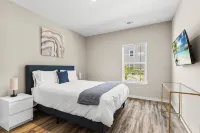 Chic 2BR/2BA Condo: Pool & More! - balcony