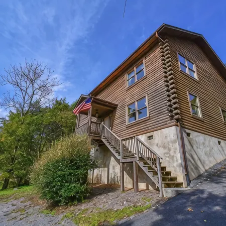 Cabin 80, Luxury 6 bedroom 3 bath Cabin minutes from Downtown Lexington!