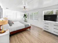 2Br/2ba Beach Bungalow with Expansive Backyard. - 4-Star
