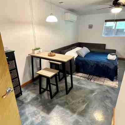Charming home w/jacuzzi, hiking trails, games, near sandy beaches in Bass Lake! Rooms