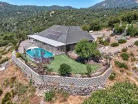 Ahwahnee Hilltop Getaway - large modern home with amazing views Hotels in Ahwahnee