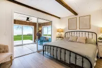 Lakefront 3-bedroom cottage on Sand Point with AC, WiFi, King bed, Firepit