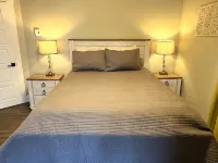 Modern 1 Bedroom, 10 minute walk to Downtown