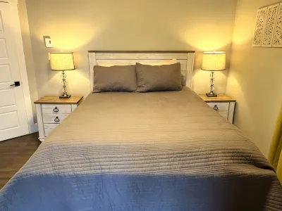 Modern 1 Bedroom, 10 minute walk to Downtown Hotel a 