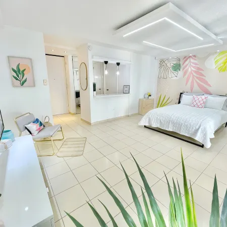 Pink Bliss Studio at Isla Verde w/pool and parking