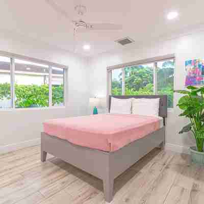 4-bedroom House with private Pool - walking distance to Baha Mar and Beach Rooms