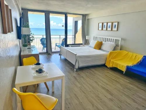 NEW Ocean Front King Bed Studio in Daytona Beach - Apartments