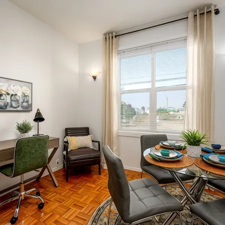 Suite Magnolia. Steps to Downtown & Breweries. Modern 2 bedroom apt w/fireplace.