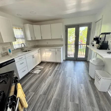 Pet-Friendly Condo in Cape May Historic District - 2 Bedroom with AC and Kitchen