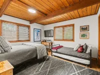 Ski Season at Massanutten's Snowbird Chalet マクガヘイズビルのホテル