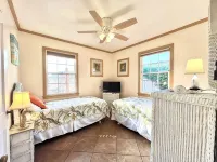 Coastal Cottage 233 - Walk to Beach, King Bed - บังกะโล
