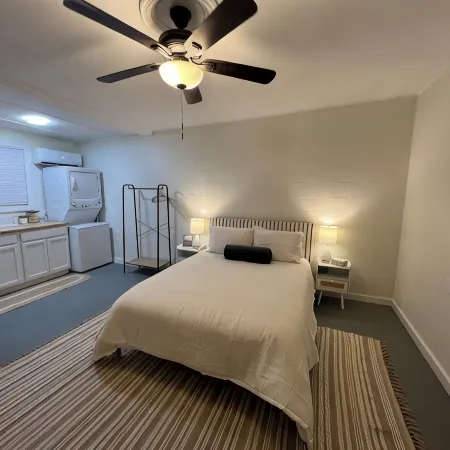 Stylish and Simplistic 1-Bedroom, 2-bathroom apartment at Locklairs Landing. Hotels in Berkeley County