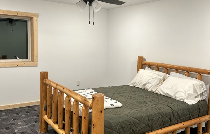 Spacious cabin minutes from recreational trails & Round Lake