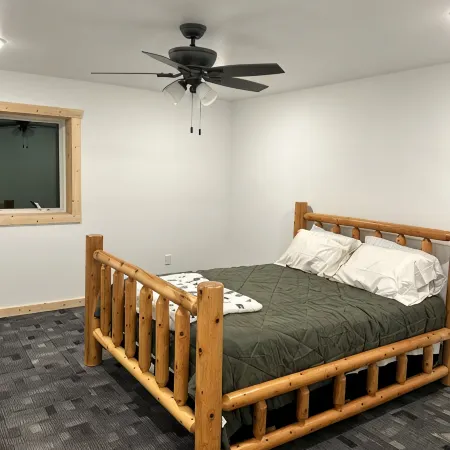 Spacious cabin minutes from recreational trails & Round Lake