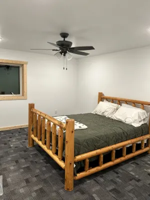 Spacious cabin minutes from recreational trails & Round Lake - Kitchens