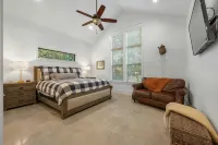 Luxury Waterfront Farmhouse - Fire Pit, Chef's Kitchen-Poker Table -Sleeps 24 - ブティック