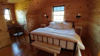 Peacefull, Private Cabin! 140 Acres,Mile of River Trails! 10 Minutes to Rt.151! - balcony