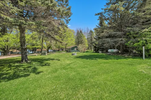 BIRCH COTTAGE - Modern Lake House w/ shared Frontage on Thayer Lake - 4 stjerner