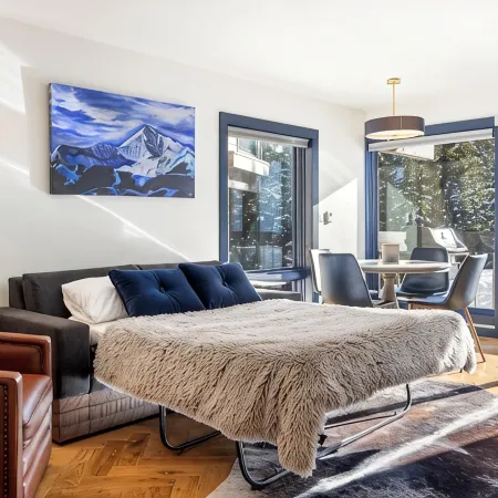 Cozy Condo in an incredible location.