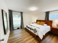 2 Br home with Hot-Tub! Quiet, dead end street - WiFi