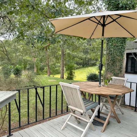Small One Bedroom Private Cottage on Large Quiet Property.