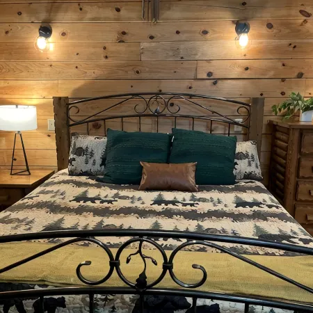 Cozy Cabin located close to Shenandoah National Park, Wineries, and Breweries.