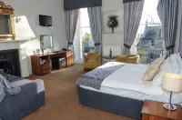 The Salisbury Hotel Hotels in Newington