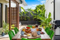 Little Fern House a Tropical Beach Hideaway Mudjimba,  Sunshine Coast 🛫 5 mins - جاكوزي