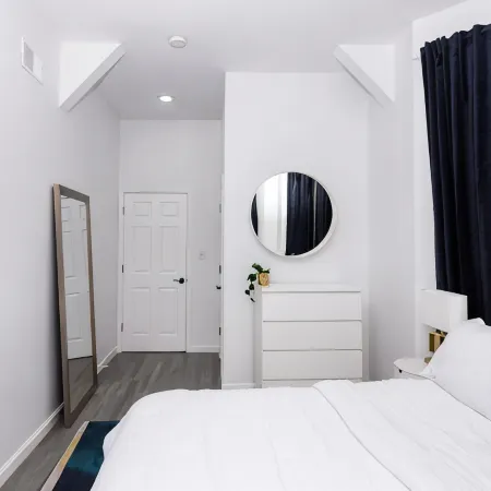 Gorgeous,  2- bedroom apartment walking distance to GWB!