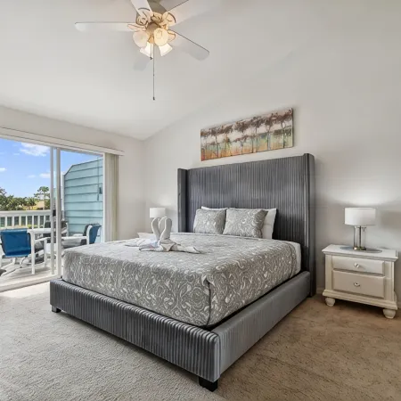 Escape to our charming 3B/2B condo near Disney! with backyard lake view