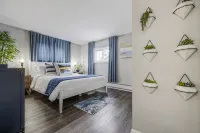 Keyless, KING bd, WIFI, desk, Fox River Bike Trail, near MetraTrain - Apartments