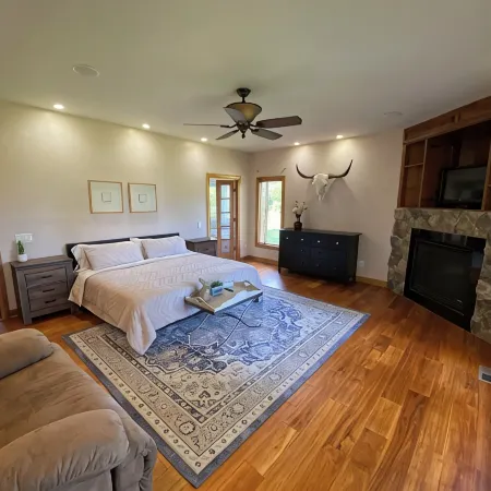 Spacious waterfront farmhouse with amazing views and kayaking