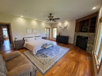 Spacious waterfront farmhouse with amazing views and kayaking - Jacuzzi