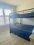 Cozy Costal Cottage ~ Prime Location ~ Just Seconds from Hills Beach! - 3 ดาว