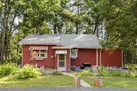 StarryPinesCottage w Cedar Sauna Steps to Trails - 2-Star